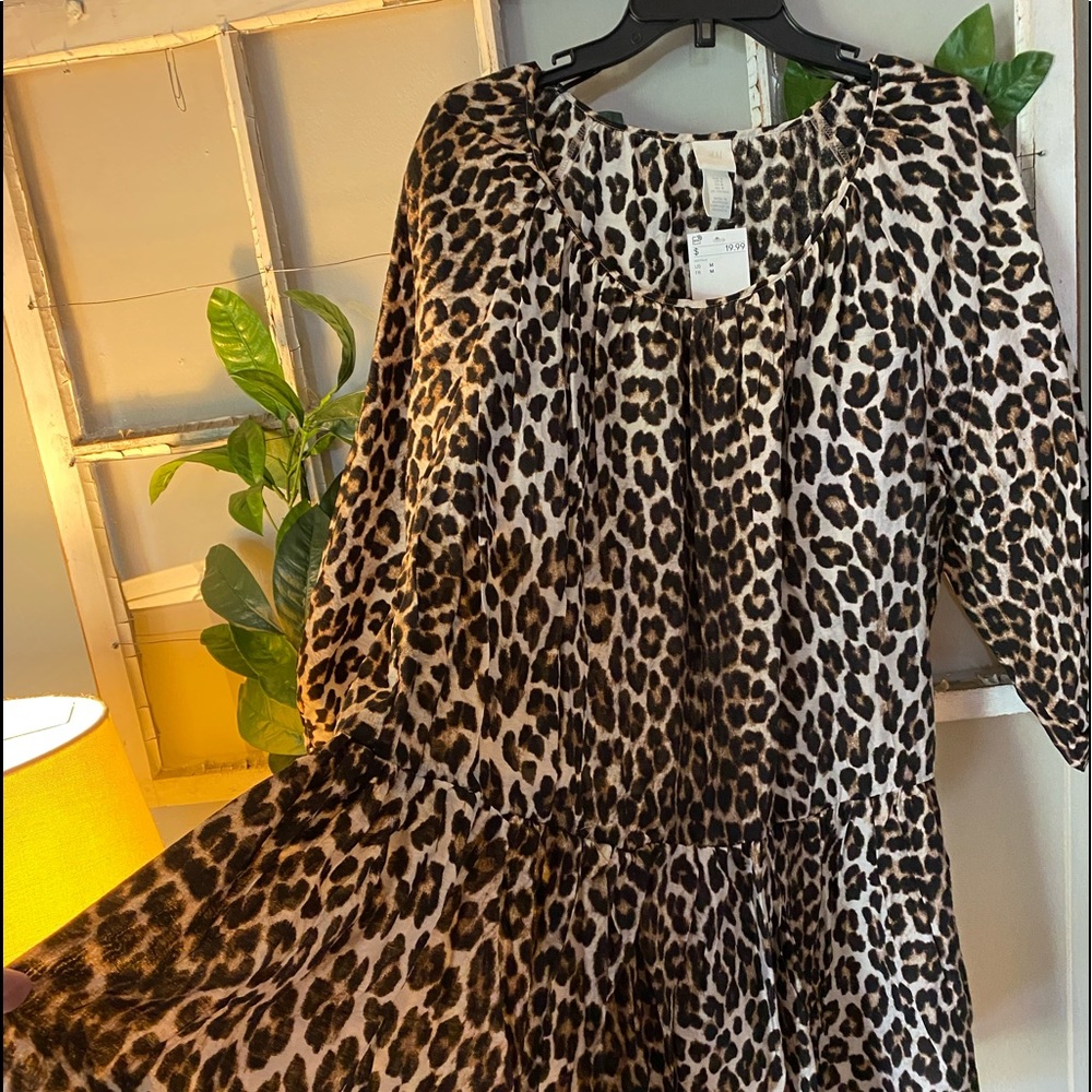 NWT- H&M adorable print full skirt dress it runs very large .